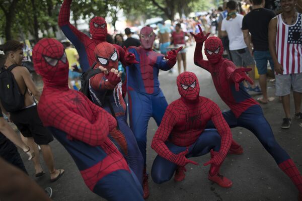 أشخاص يرتدون زي رجل العنكبوت خلال مهرجان 'Desliga da Justica' في ريو دي جانيرو، البرازيل 27 يناير/ كانون الثاني 2018 - سبوتنيك عربي
