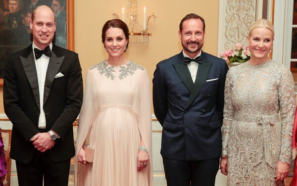 الأمير وليام وزوجته خلال عشاء في القصر الملكي في أوسلو - سبوتنيك عربي