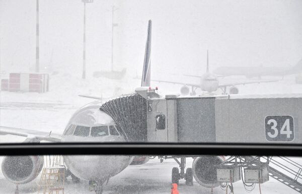 تساقط الثلوج الكثيفة في مطار شيريميتيفو موسكو - سبوتنيك عربي