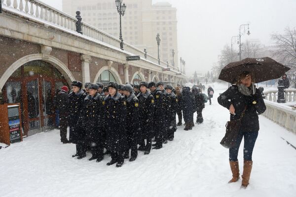 الحرس الرئاسي خلال تساقط الثلوج الكثيفة في ساحة مانيجنايا في موسكو - سبوتنيك عربي