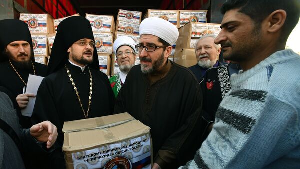 وفد من الشخصيات الدينية في روسيا يزور دمشق - توزيع المساعدات الإنسانية - (الثاني من اليسار رئيس الوفد الروسي بطريرك ستيفان إيغومنوف) - سبوتنيك عربي