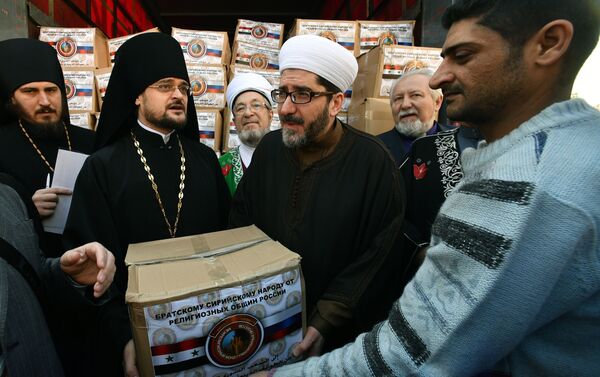 وفد من الشخصيات الدينية في روسيا يزور دمشق - توزيع المساعدات الإنسانية - (الثاني من اليسار رئيس الوفد الروسي بطريرك ستيفان إيغومنوف) - سبوتنيك عربي