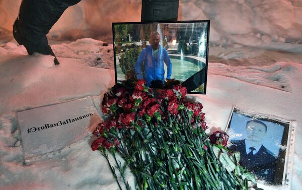 فعالية تكريم ذكرى طيار الطائرة الحربية الروسية سو-25 الذي قتل في سوريا -وضع الزهور أمام مبنى وزارة الدفاع في موسكو - سبوتنيك عربي