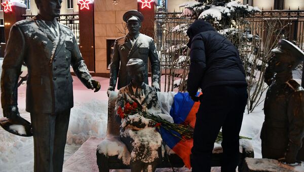 فعالية تكريم ذكرى طيار الطائرة الحربية الروسية سو-25 الذي قتل في سوريا -وضع الزهور أمام مبنى وزارة الدفاع في موسكو - سبوتنيك عربي