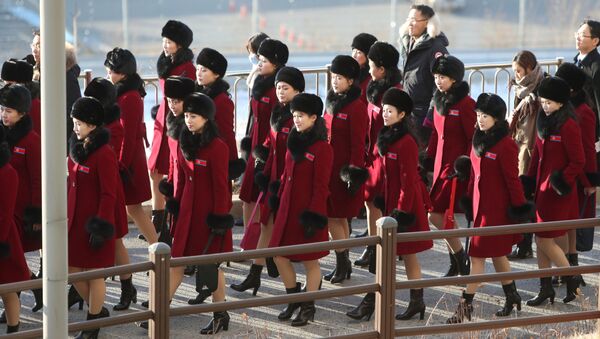 فريق التشجيع الكوري الشمالي يتوجه إلى أولمبياد كوريا الجنوبية في باجو، 7 فبراير/ شباط 2018 - سبوتنيك عربي