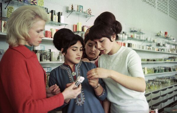 محل تجاري لأدوات التجميل في عشق آباد، تركمانستان، الاتحاد السوفييتي 1968 - سبوتنيك عربي