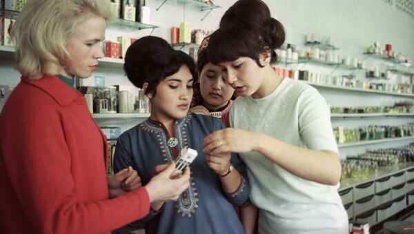 محل تجاري لأدوات التجميل في عشق آباد، تركمانستان، الاتحاد السوفيتي 1968 - سبوتنيك عربي