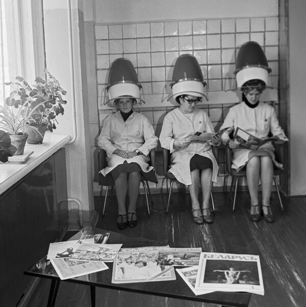 سيدات يجلسن في كوافير تحت أجهزة لمجففات الشعر، عام 1980 - سبوتنيك عربي