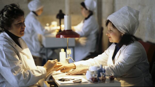 صالون تجميل للسيدات بمصنع للساعات (باسم إس. إم. كيروفا) في موسكو، عام 1986 - سبوتنيك عربي