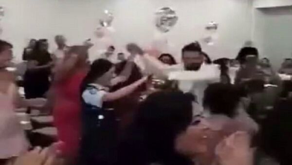 شرطيان أستراليان يرقصان في حفل زفاف لبناني - سبوتنيك عربي