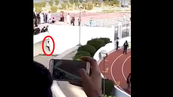 الشرطة السعودية تطارد فتاة بملعب كرة قدم - سبوتنيك عربي