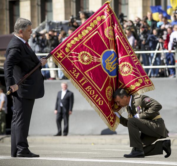 رئيس أوكرانيا بيوتر بوروشينكو أثناء عرض عسكري بمناسبة يوم الاستقلال في كييف - سبوتنيك عربي