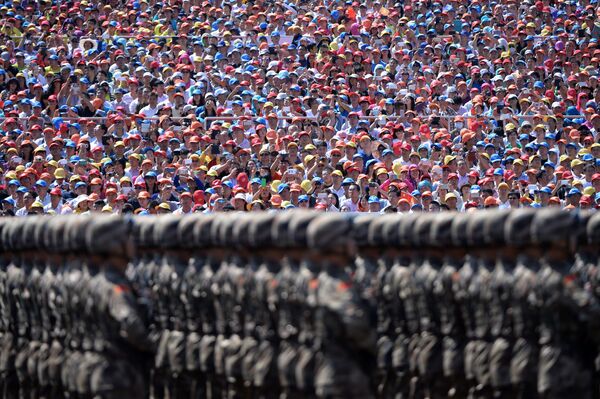 عرض عسكري في ساحة تيانانمن في بكين احتفالا بالذكرى الـ70 للنصر على اليابان ونهاية الحرب العالمية الثانية، الصين 3 سبتمبر/ أيلول 2015 - سبوتنيك عربي