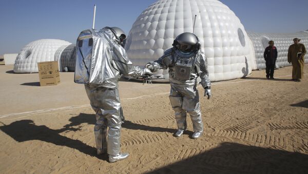 ممثلو البعثة العلمية AMADEE-18 خلال إجراء تجربة لمحاكاة الحياة على كوكب المريخ في صحراء عُمان - سبوتنيك عربي