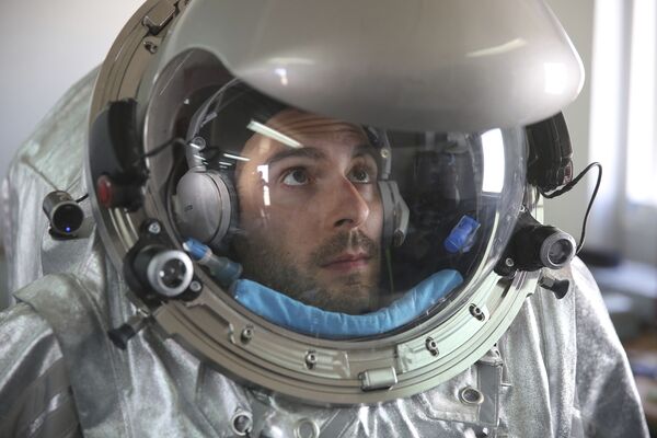 أحد علماء البعثة جواو لوسادا، وهو يحاكي رائد فضاء مرتديا زي رائد فضاء - سبوتنيك عربي