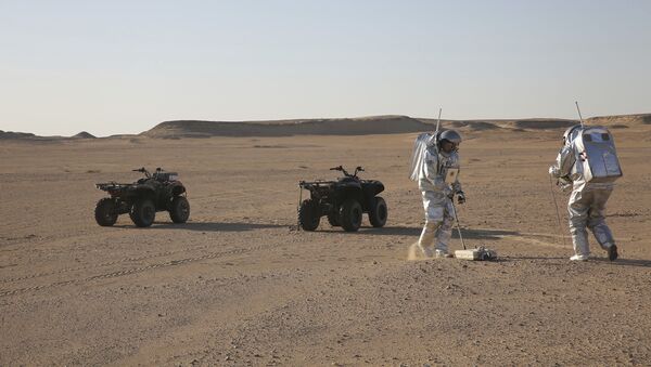 علماء البعثة AMADEE-18 خلال محاكاة عملية إجراء التجارب الميدانية على سطح كوكب المريخ في صحراء ظفار - سبوتنيك عربي