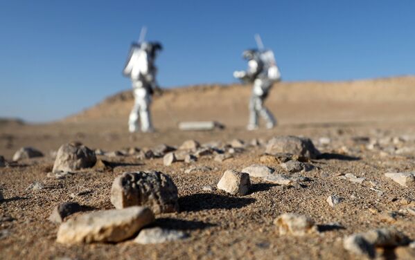 علماء البعثة AMADEE-18 خلال محاكاة عملية إجراء التجارب الميدانية على سطح كوكب المريخ في صحراء ظفار - سبوتنيك عربي