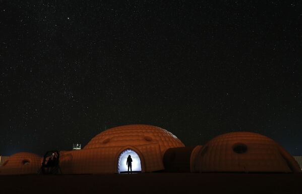 أحد ممثلي البعثة AMADEE-18  في صحراء ظفار على خلفية نجوم الليل في عُمان - سبوتنيك عربي