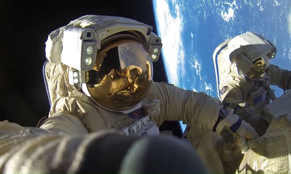 رائدا فضاء روس كوسموس أنطون شكابليروف  وألكسندر  ميسوركين خلال مهمة السير خارج محطة الفضاء الدولية، والتي استغرقت مدة 8 ساعات و12 دقيقة - سبوتنيك عربي