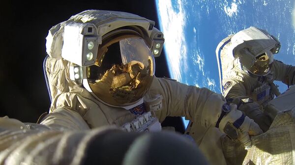 رائدا فضاء روس كوسموس أنطون شكابليروف  وألكسندر  ميسوركين خلال مهمة السير خارج محطة الفضاء الدولية، والتي اتسغرقت مدة 8 ساعات و 12 دققة - سبوتنيك عربي