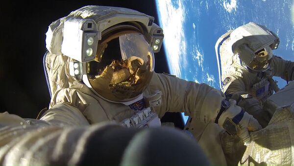 رائدا فضاء روس كوسموس أنطون شكابليروف  وألكسندر  ميسوركين خلال مهمة السير خارج محطة الفضاء الدولية، والتي اتسغرقت مدة 8 ساعات و 12 دققة - سبوتنيك عربي
