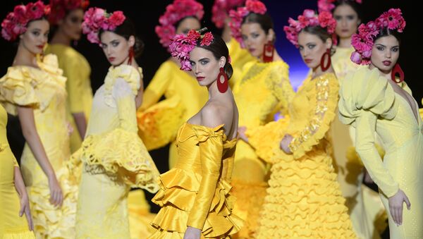 العرض الدولي لأزياء فلامينكو في إطار أسبوع الموضة في إشبيلية، إسبانيا 4 فبراير/ شباط 2018 - سبوتنيك عربي
