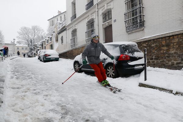 رجل يتزلج في شوارع باريس بعد سقوط ثلوج كثيفة بالعاصمة، فرنسا 7 فبراير/ شباط 2018 - سبوتنيك عربي