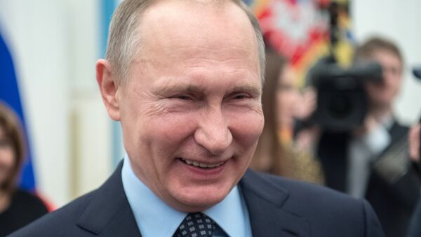 الرئيس الروسي فلاديمير بوتين يضحك - سبوتنيك عربي
