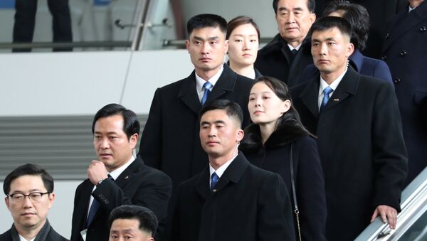 كيم يو جونغ شقيقة زعيم كوريا الشمالية كيم جونغ أون لحظة وصولها مطار كوريا الجنوبية من أجل حضور دورة الألعاب الأوليمبية الشتوية في 9 فبراير/شباط 2018 - سبوتنيك عربي