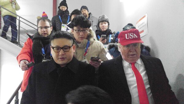 ممثلان كوميديان متنكران في صورة الرئيس الأمريكي دونالد ترامب وزعيم كوريا الشمالية كيم جونغ أون في افتتاح دورة الألعاب الشتوية في 9 فبراير/شباط 2018 - سبوتنيك عربي