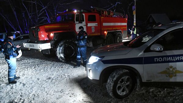 حادثة سقوط الطائرة الروسية أن-148 - الشرطة والمطافئ في موقع الحادثة في حي رامينسكي بضواحي موسكو - سبوتنيك عربي
