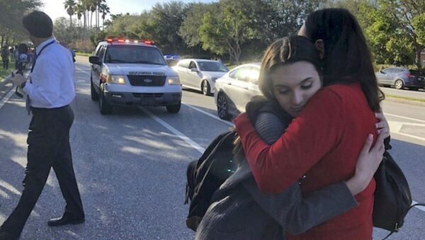 حادث إطلاق نار بمدرسة ستونمان دوجلاس الثانوية في فلوريدا، الولايا تالمتحدة 14 فبراير/ شباط 2018 - سبوتنيك عربي
