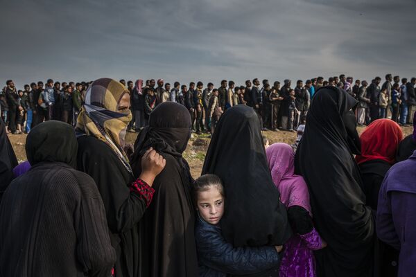 مسابقة صور الصحافة العالمية لعام 2018 - صورة بعنوان معركة تحرير العراق - طابور لاستلام المساعدات الإنسانية للمصور إيفور بريكيت، في فئة التصوير صور الصحافة العالمية لهذا العام - سبوتنيك عربي