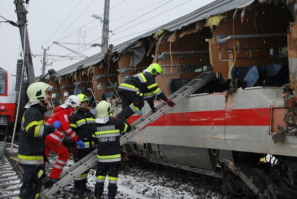 عناصر طاقم الإنقاذ في موقع حادث قطار في نيكلاسدورف، 12 فبراير/ شباط 2018 - سبوتنيك عربي