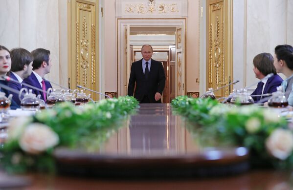 الرئيس فلاديمير بوتين قبل بدء الاجتماع مع المشاركين الذي وصلوا إلى نهائي مسابقة قادة روسيا - سبوتنيك عربي
