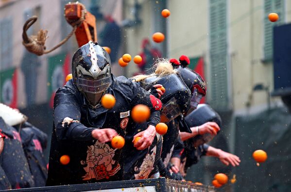 معركة البرتقال في إفريا، إيطاليا 11 فبراير/ شباط 2018 - سبوتنيك عربي