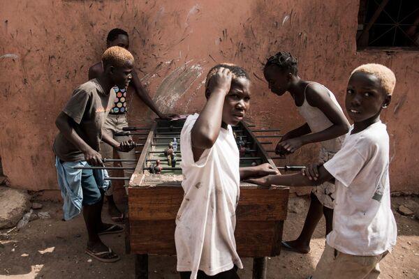 أطفال يلعبون بكرة القدم على الطاولة في بيساو، غينيا بيساو 13 فبراير/ شباط 2018 - سبوتنيك عربي
