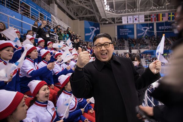 رجل يشبه الزعيم الكوري الشمالي كيم جونغ أون خلال مباراة الهوكي بين كوريا واليابان، أولمبياد كوريا الجنوبية، 14 فبراير/ شباط 2018 - سبوتنيك عربي