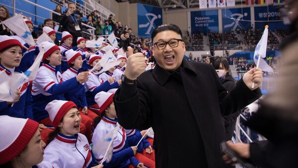 رجل بمظهر الزعيم الكوري الشمالي كيم جونغ أون خلال مباراة الهوكي بين كوريا واليابان، أولمبياد كوريا الجنوبية، 14 فبراير/ شباط 2018 - سبوتنيك عربي
