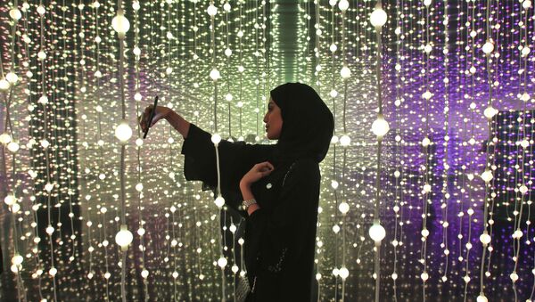 امرأة إماراتية تلتقط سيلفي في معرض دبي الدولي للإنجازات الحكومية في متحف دبي للمستقبل، الإمارات المتحدة 12 فبراير/ شباط 2018 - سبوتنيك عربي