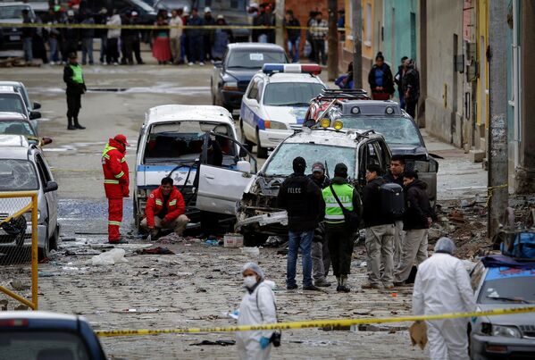 الشرطة تتفقد موقع الحادث بعد الإنفجار في أورورو، بوليفيا 14 فبراير/ شباط 2018 - سبوتنيك عربي