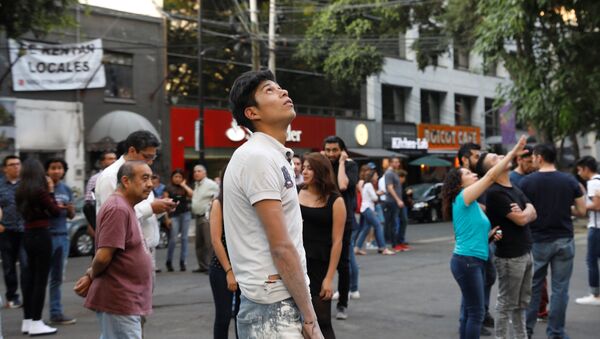 المكسيكيون يندفعون إلى الشوارع إثر وقوع الزلزال - سبوتنيك عربي