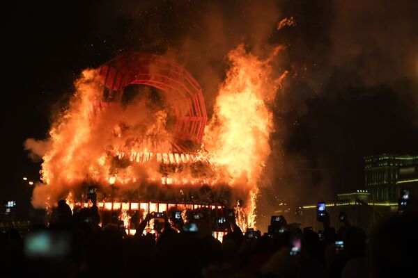 الماسلينيتسا - حرق بنية القش كاستروما في حديقة بارك كورغوغو العامة في موسكو - سبوتنيك عربي
