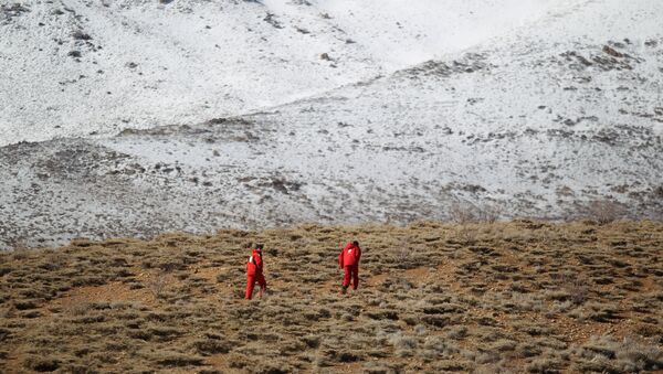 Members of emergency and rescue team search for the plane that crashed in a mountainous area of central Iran, February 19, 2018 - سبوتنيك عربي