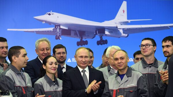 الرئيس بوتين وعمال مصنع الطائرات في مدينة قازان - سبوتنيك عربي