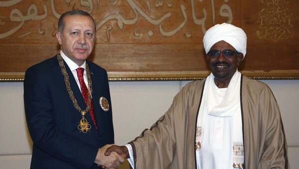 الرئيس التركي رجب طيب أردوغان خلال وصوله إلى الخرطوم للقاء الرئيس السوداني عمر البشير - سبوتنيك عربي