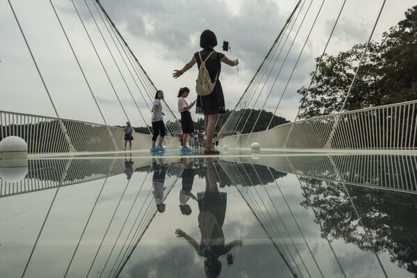 أطول جسر من زجاج في العالم زانغجياجي في الصين - سبوتنيك عربي