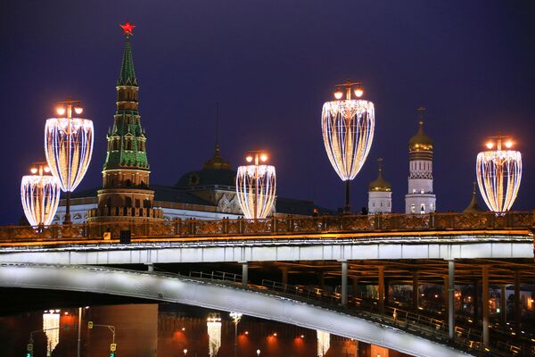 إضاءة جسر بولشوي كاميني في موسكو - سبوتنيك عربي