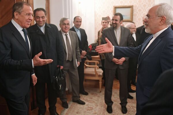 وزير الخارجية الروسية سيرغي لافروف يستقبل وزير الخارجية الإيرانية محمد جواد ظريف في موسكو - سبوتنيك عربي