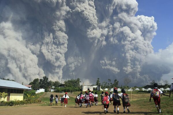 ثوران بركان سينابونغ في كارو بجزيرة سومطرة، إندونيسيا 19 فبراير/ شباط 2018 - سبوتنيك عربي